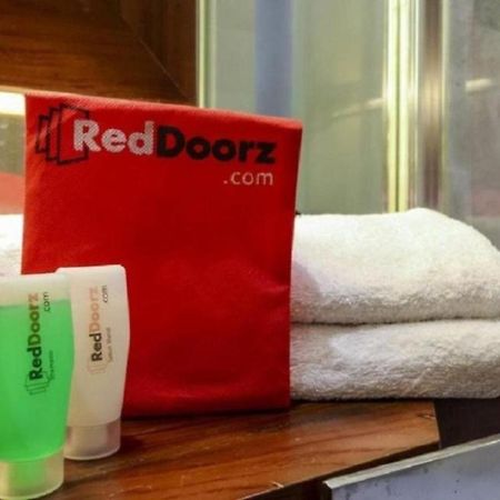 Reddoorz Near Pasar Turi Station Hotel Kapasari Ngoại thất bức ảnh