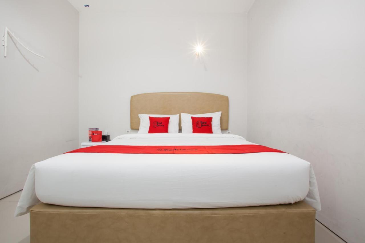 Reddoorz Near Pasar Turi Station Hotel Kapasari Ngoại thất bức ảnh