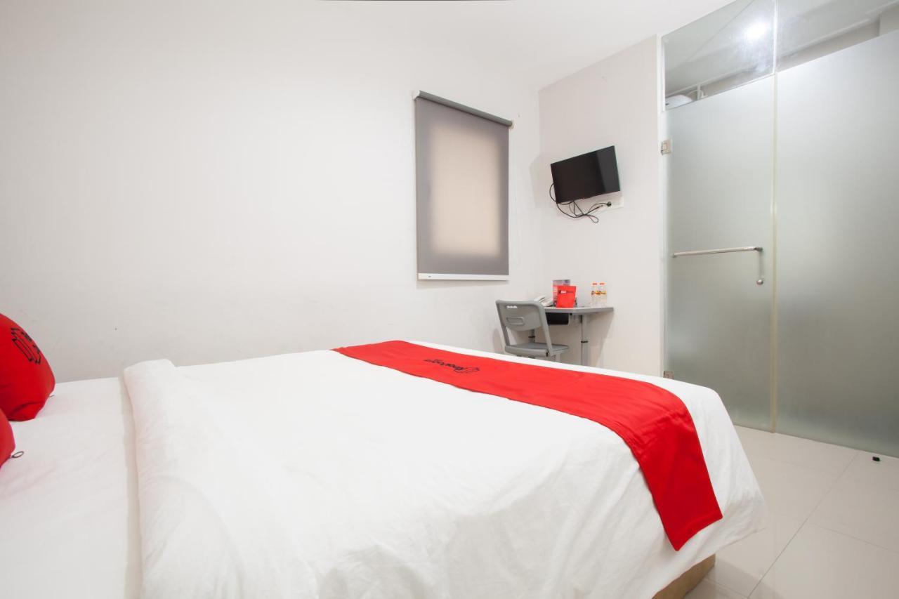 Reddoorz Near Pasar Turi Station Hotel Kapasari Ngoại thất bức ảnh