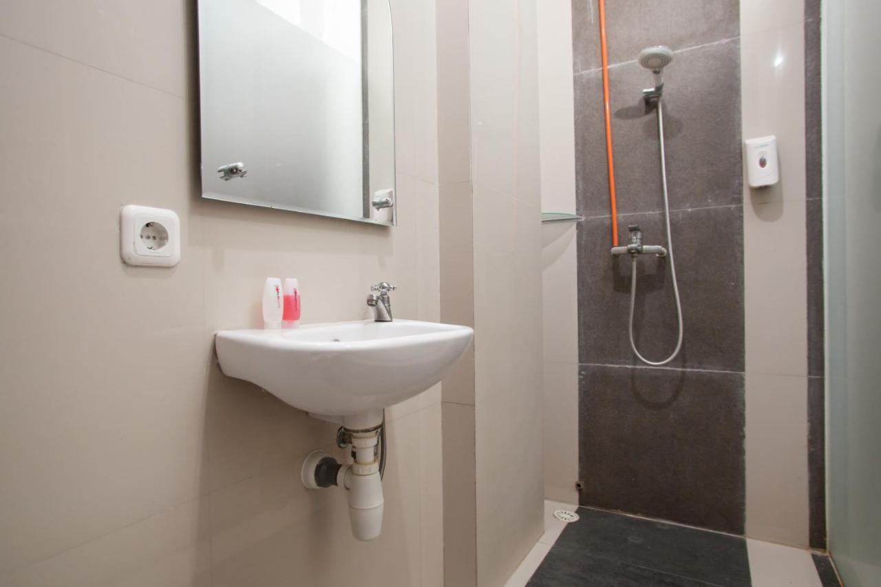 Reddoorz Near Pasar Turi Station Hotel Kapasari Ngoại thất bức ảnh