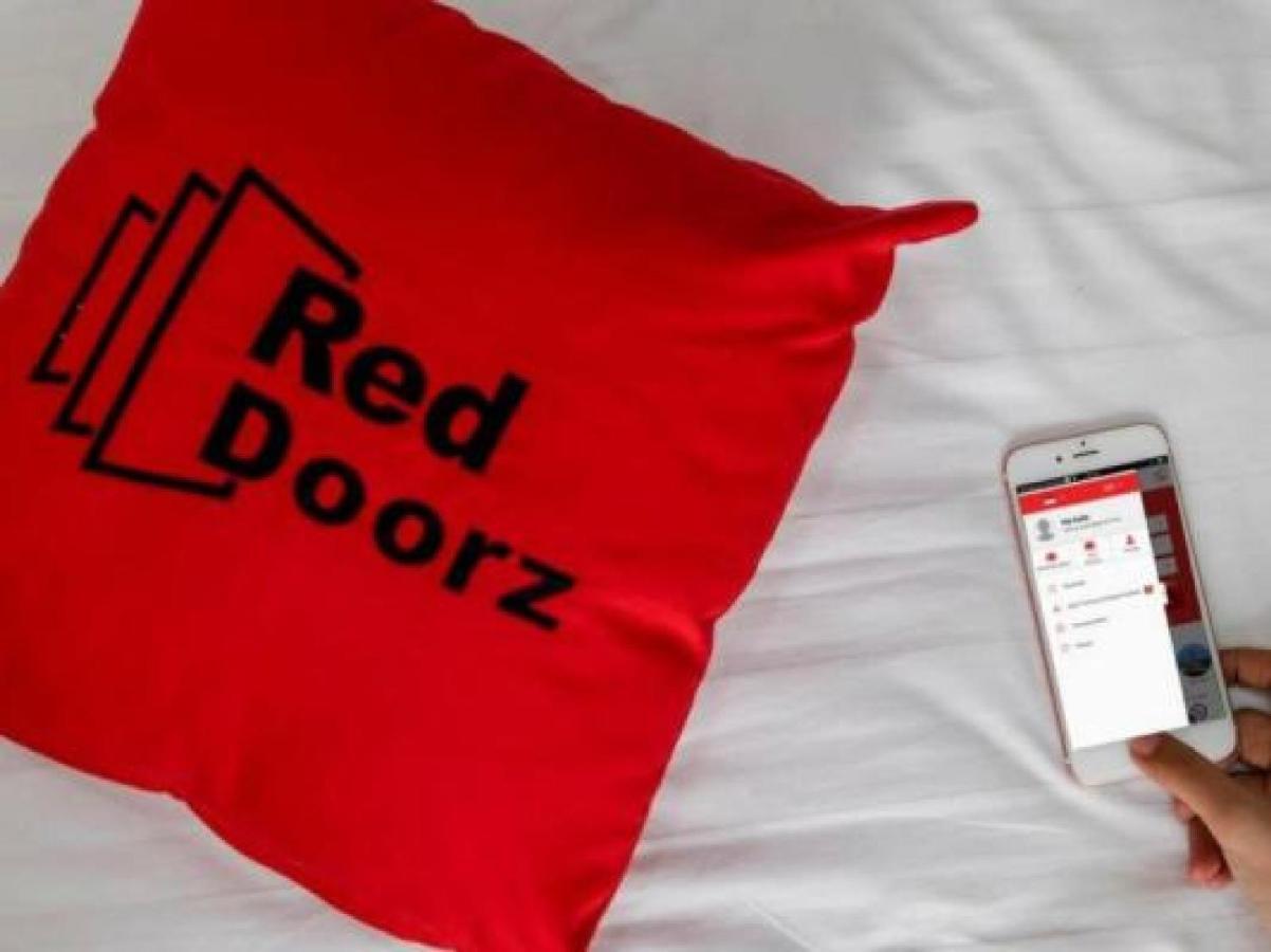 Reddoorz Near Pasar Turi Station Hotel Kapasari Ngoại thất bức ảnh